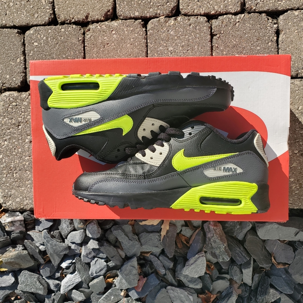 Shoes - Picture 2 of 5